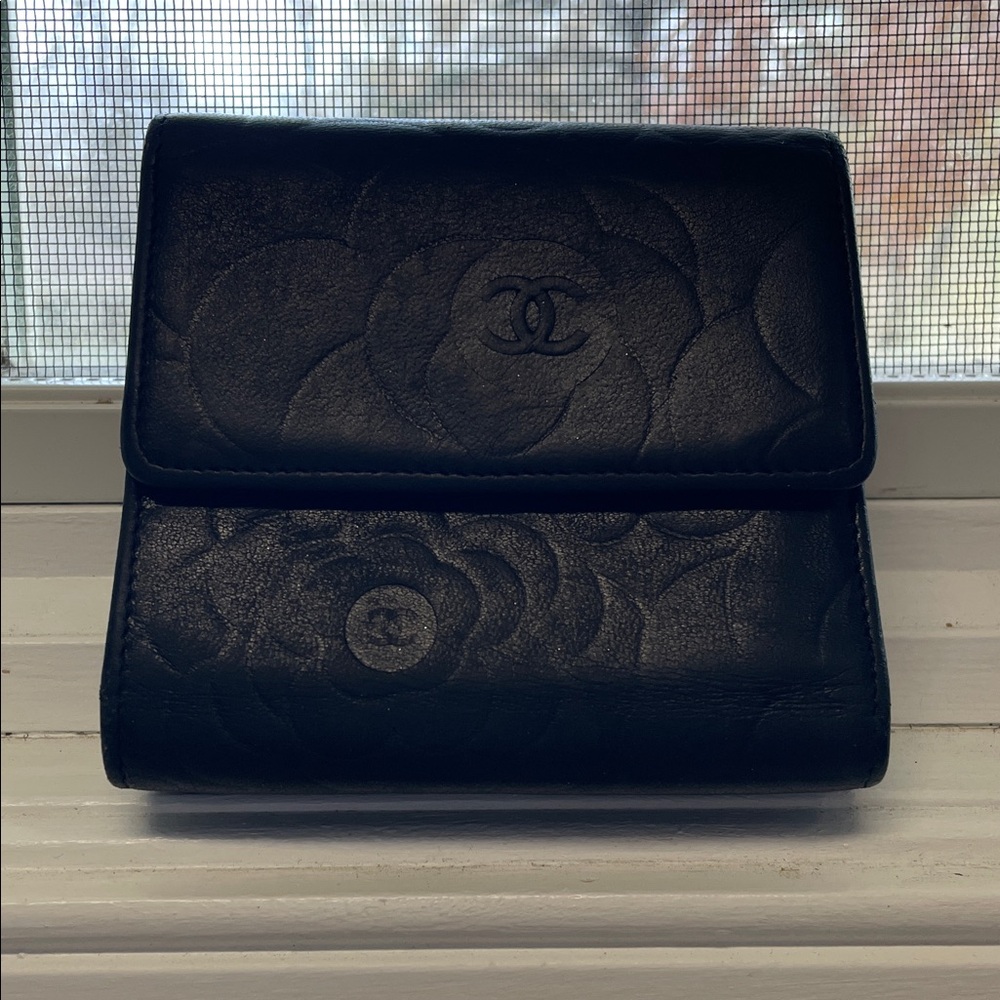 Authentic CHANEL Camellia Black Lambskin Double-hook Wallet - Picture 3 of 16